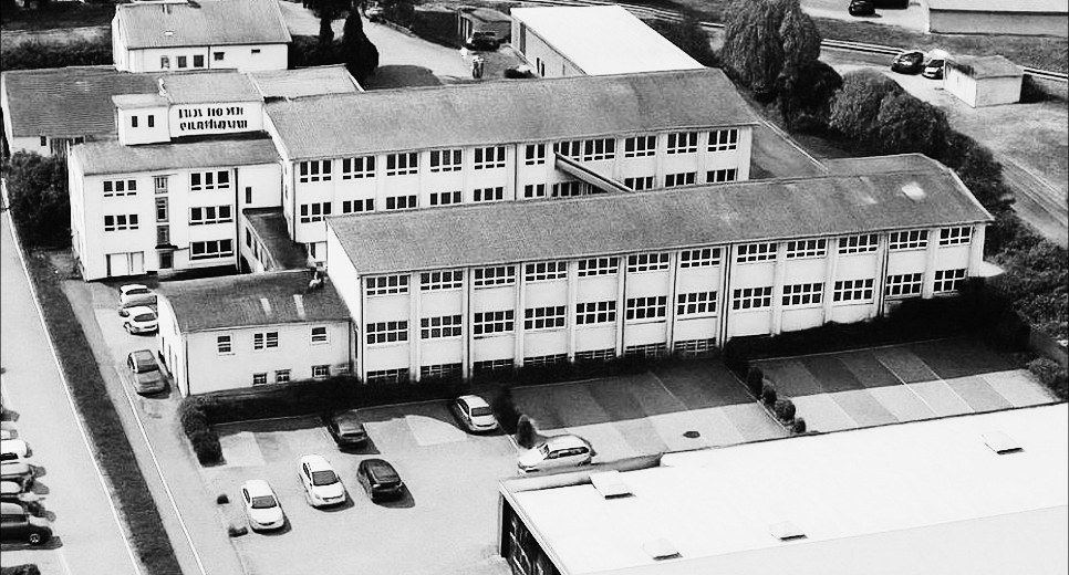 Luftaufnahme des Gebäudeensembles an der Gablonzer Straße